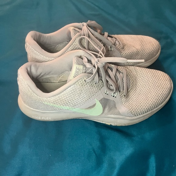Nike Shoes - Women’s Nike size 7